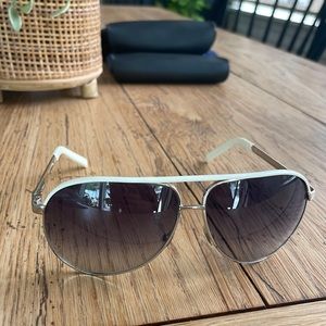 Like new Gucci white polarized aviator sunglasses